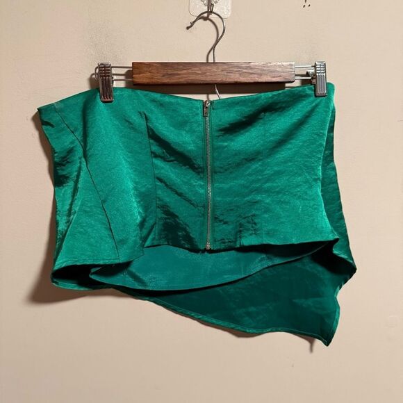 Superdown cora asymmetrical top in Kelly Green- Size Medium - Picture 5 of 11
